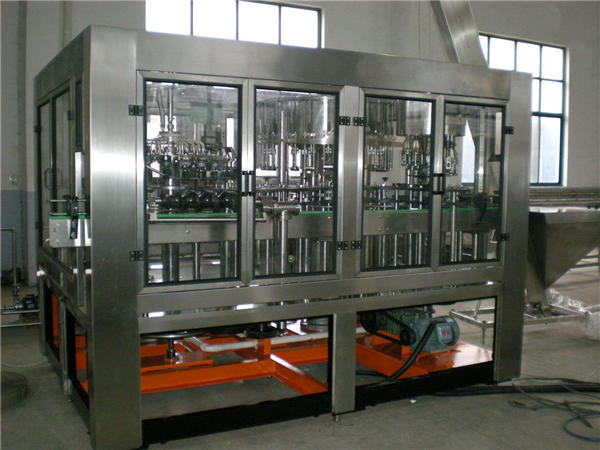 Автоматична машина за пълнене с вода в стъклена бутилка