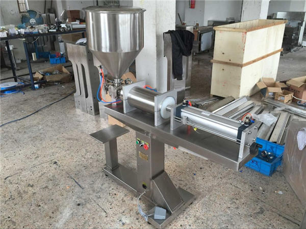 Полуавтоматична машина за пълнене с мед с една глава