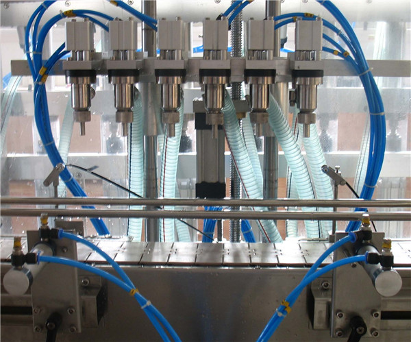 Автоматична машина за пълнене с течност с шест глави